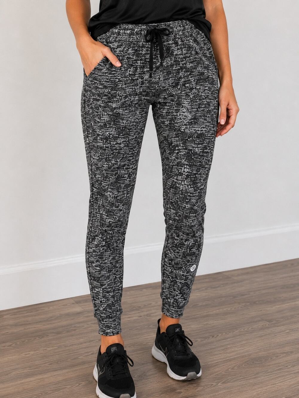 Scorpio Sol Fare Crop Jogger Black Distressed Heather Pants Size L NWT $100